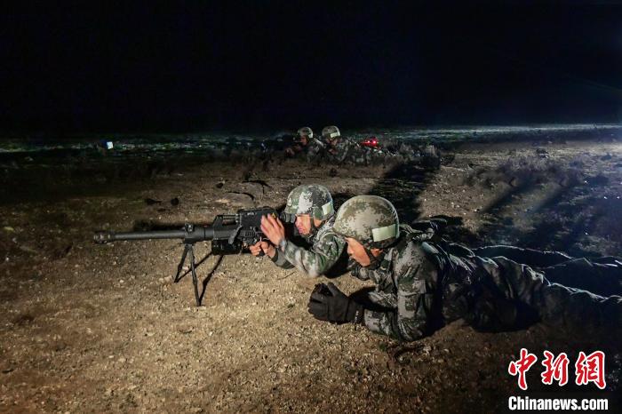 夜間狙擊手摧毀敵探照燈。　蒲津 攝