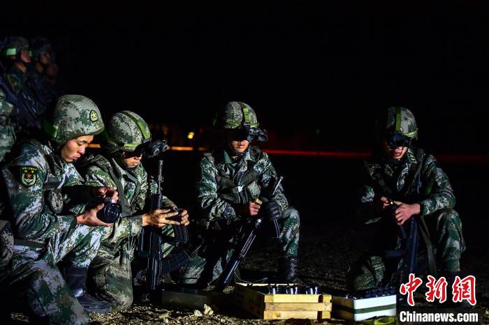 戰(zhàn)士正在補充彈藥?！∑呀?攝