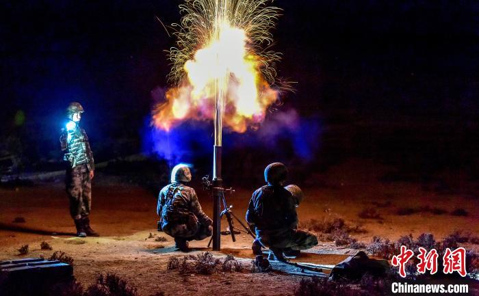演練中偵察兵在夜間利用迫擊炮摧毀敵輕型裝甲?！」鶘|東 攝