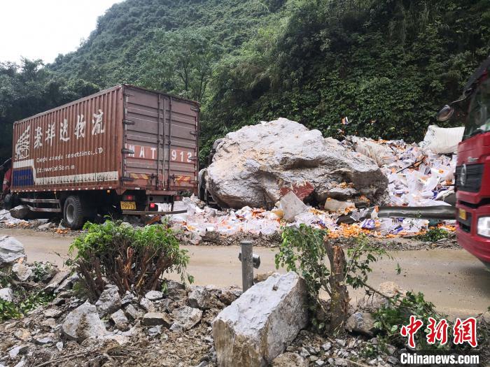 事故現(xiàn)場?！↑S鵬 攝