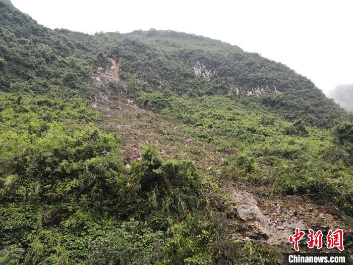 山體滑坡處?！↑S鵬 攝