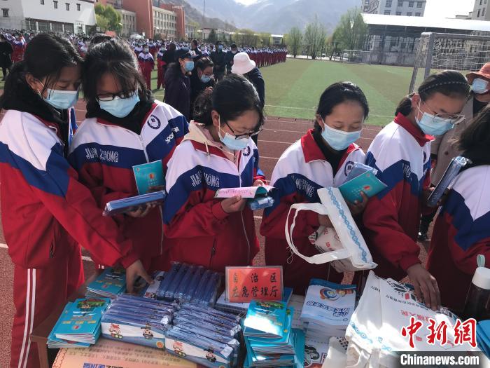 圖為西藏自治區(qū)應(yīng)急管理廳在學(xué)校開展安全生產(chǎn)宣傳(資料圖)。西藏自治區(qū)應(yīng)急管理廳 供圖