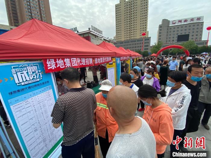 一些知名企業(yè)展臺(tái)前，投遞簡歷、咨詢就業(yè)的人絡(luò)繹不絕。　屈麗霞 攝