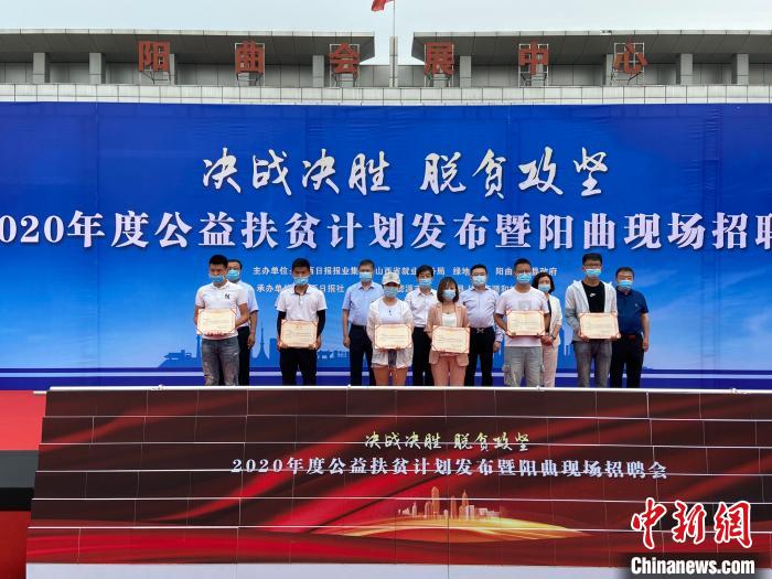 在現(xiàn)場，綠地集團(tuán)與困難就業(yè)群體就業(yè)代表簽署勞務(wù)合同，并為首批6名就業(yè)代表頒發(fā)上崗證書?！∏愊?攝