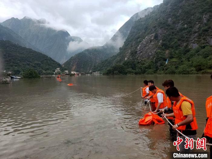 救援人員正在全力營(yíng)救被困群眾?！〉ぐ托峁?攝