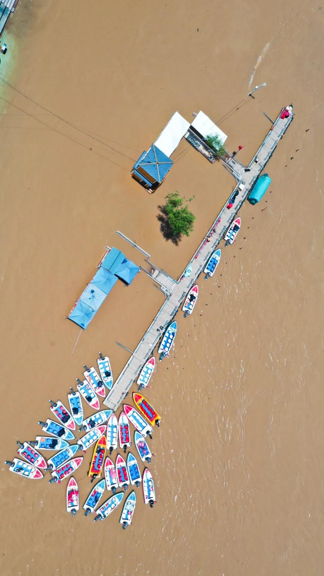 ▲圖為6月27日已暫時(shí)關(guān)閉的黃河蘭州段一處快艇碼頭（無(wú)人機(jī)照片）。新華社發(fā)（郎兵兵 攝）