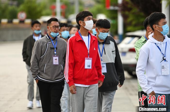 7月7日，考生在拉薩三高考點外有序排隊，等待進入考場?！『闻罾?攝