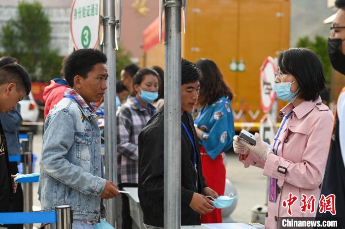 7月7日，考生在拉薩三高考點外進行身份證件核驗。　何蓬磊 攝