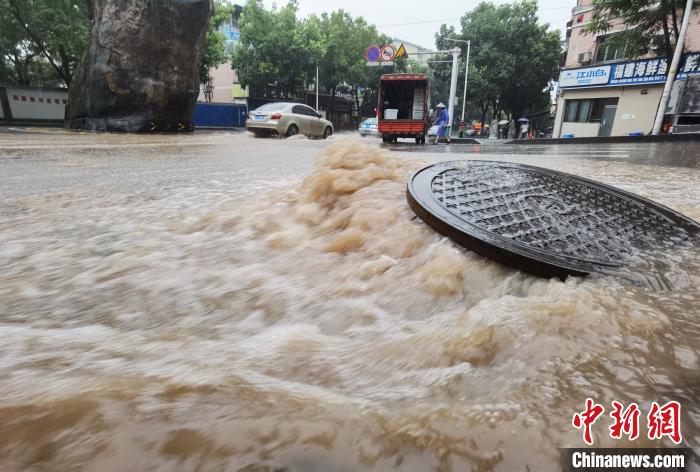 圖為重慶萬州城區(qū)積水嚴(yán)重?！≈貞c萬州區(qū)委宣傳部供圖 攝