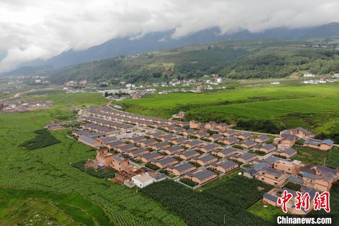 甲甲溝村新建農(nóng)房掩映在農(nóng)作之間?！埨?攝