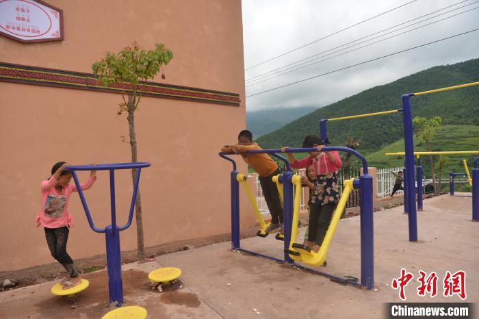 甲甲溝村里玩耍的孩子?！埨?攝