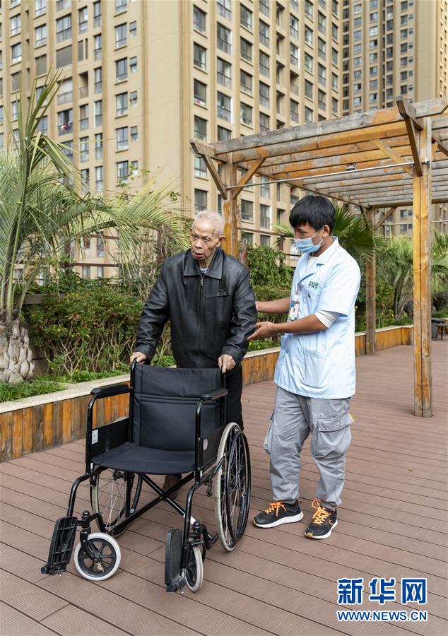 (五中全會(huì)精神在基層·圖文互動(dòng))(1)許你一個(gè)暖暖的“人生秋天”——看“春城”這座小樓如何盤(pán)活養(yǎng)老事業(yè)