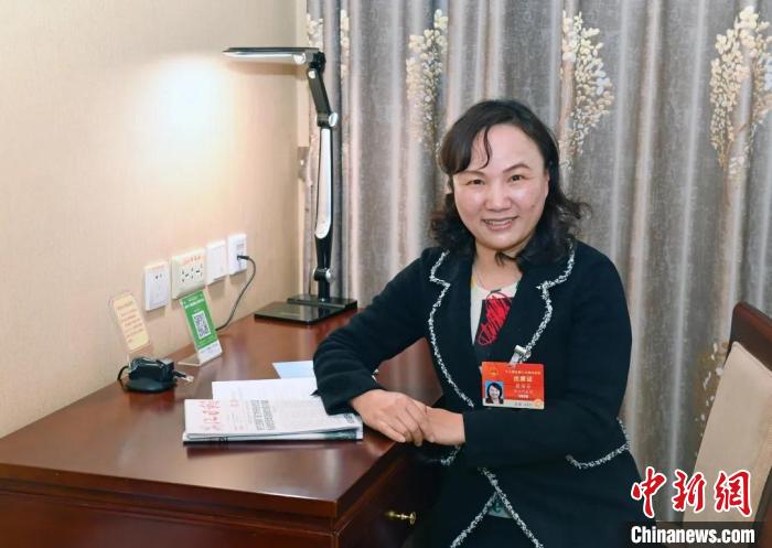 全國人大代表，浙江省臺(tái)州市椒江區(qū)大陳實(shí)驗(yàn)學(xué)校校長、黨支部書記翁麗芬 蔡榮章 攝