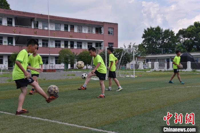 人大代表呼吁篩查防控青少年頸椎、脊柱等健康問題