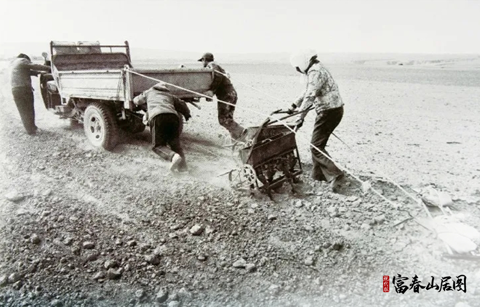 寧夏回族自治區(qū)銀川市永寧縣閩寧鎮(zhèn)建設初期，移民群眾在戈壁灘上開荒種田。