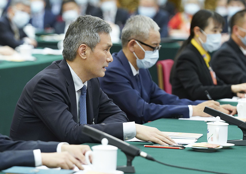 2020年5月24日，全國(guó)人大代表羅杰（左一）參加湖北代表團(tuán)的審議并發(fā)言。