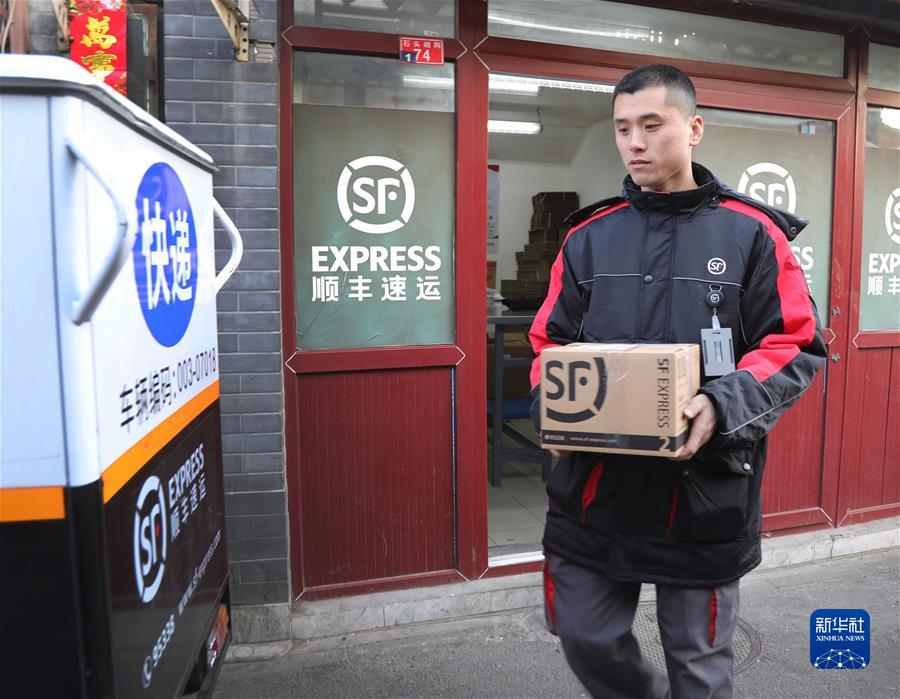 （新華全媒頭條·圖文互動）（3）習近平關(guān)心關(guān)懷勞動者的故事