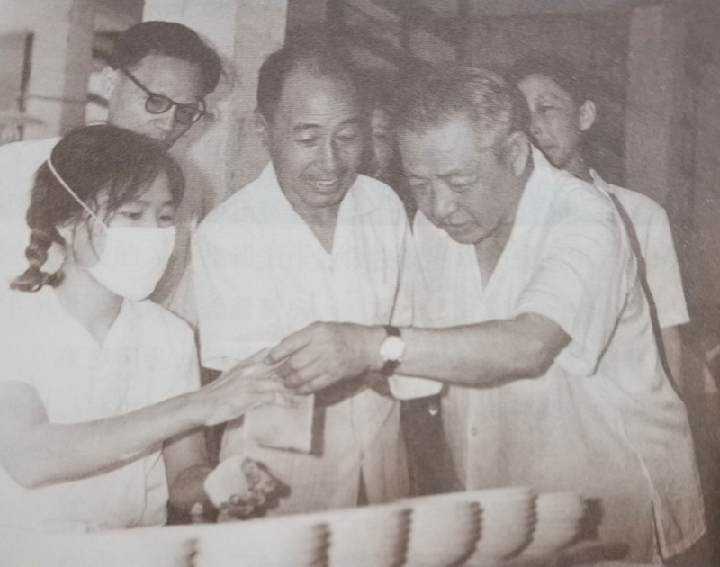 習(xí)仲勛在廣東積極探索國有企業(yè)改革的路子，支持并推廣“清遠(yuǎn)經(jīng)驗(yàn)”，擴(kuò)大企業(yè)自主權(quán)，提高企業(yè)生產(chǎn)效率。圖為習(xí)仲勛考察企業(yè)，了解企業(yè)生產(chǎn)和改革情況。