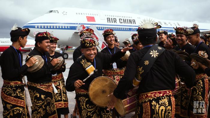 △印尼當(dāng)?shù)厝罕娸d歌載舞歡迎習(xí)主席抵達(dá)巴厘島。(總臺央視記者王哈男拍攝)