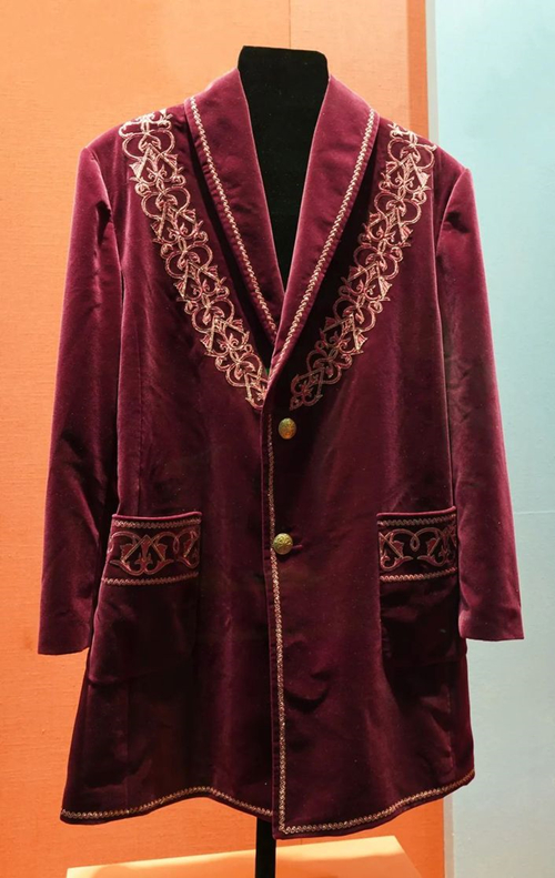 2013年9月，時(shí)任哈薩克斯坦總統(tǒng)納扎爾巴耶夫贈(zèng)送習(xí)近平主席的哈薩克斯坦民族服裝。