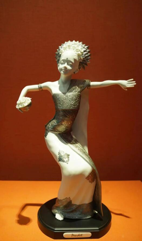 2013年10月，時(shí)任印度尼西亞總統(tǒng)蘇西洛贈(zèng)送習(xí)近平主席的鑲錫瓷塑舞者。