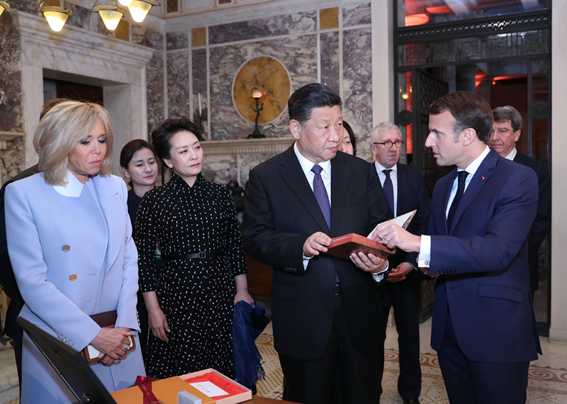 2019年3月24日，習(xí)近平在法國尼斯會見法國總統(tǒng)馬克龍。會見前，馬克龍向習(xí)近平贈送1688年法國出版的首部《論語導(dǎo)讀》法文版原著。