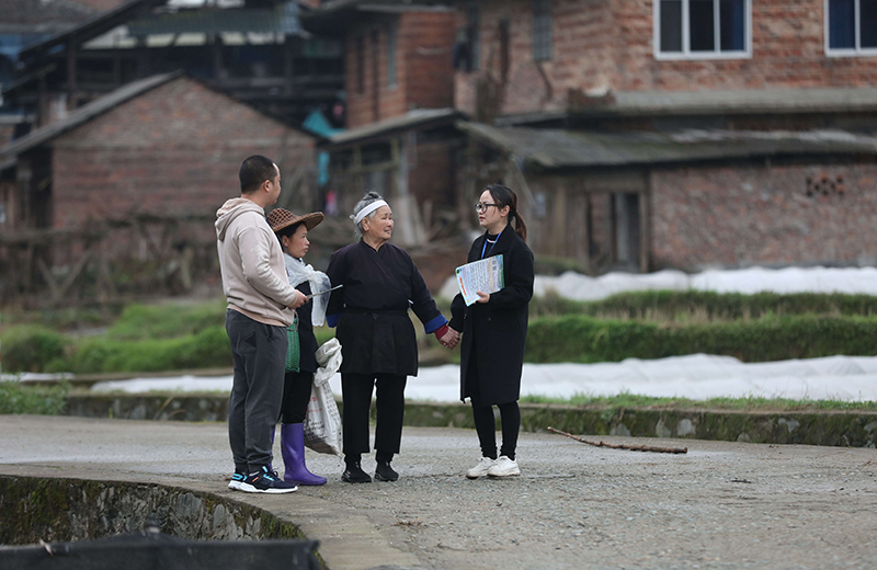 2022年3月24日，在廣西柳州市三江侗族自治縣良口鄉(xiāng)南寨村，紀檢監(jiān)察干部（右一、左一）在了解惠農(nóng)政策落實情況。