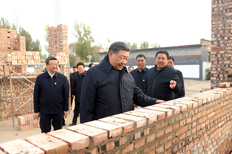 2023年11月10日，習(xí)近平總書記在河北保定涿州市刁窩鎮(zhèn)萬全莊村房屋重建施工現(xiàn)場考察。