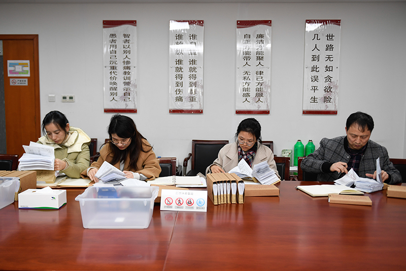 2020年1月8日，浙江寧波市北侖區(qū)紀委工作人員在檢查北侖區(qū)大數(shù)據(jù)發(fā)展管理中心2019年的公款消費票據(jù)，查找是否存在違規(guī)問題。