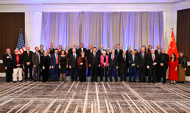 這是美國友好團體聯(lián)合歡迎宴會開始前，習(xí)近平主席會見飛虎隊和史迪威將軍后人、鼓嶺、艾奧瓦州、華盛頓州等方面友好人士代表，同他們親切交談并合影留念。