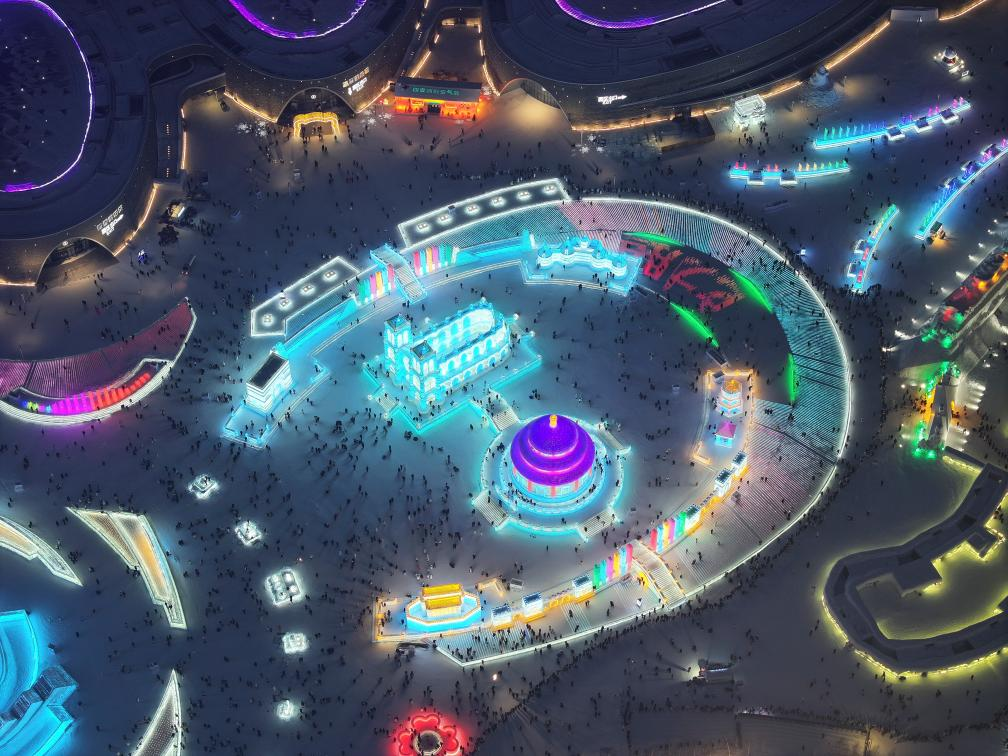 這是2023年12月27日在哈爾濱冰雪大世界拍攝的以巴黎圣母院和北京天壇為核心的冰建景觀群。